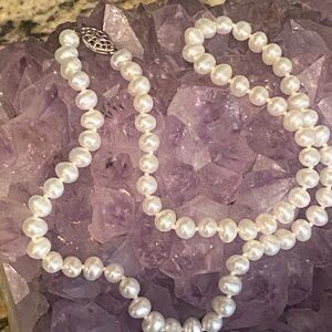 Beautiful Pearl 16" Necklace - MINT Condition!
